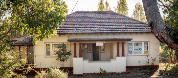 View of the front of Headingly Road Cottage located in Kalamunda