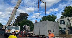 The baffle box being lifted off a low bed trailer parked on Kalamunda Road opposite the Stirk Park site.
